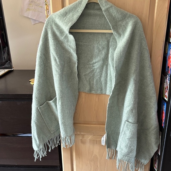Muji Light Green Scarf with Fringe 2 Pockets 💯 Wool Shawl - Picture 1 of 8